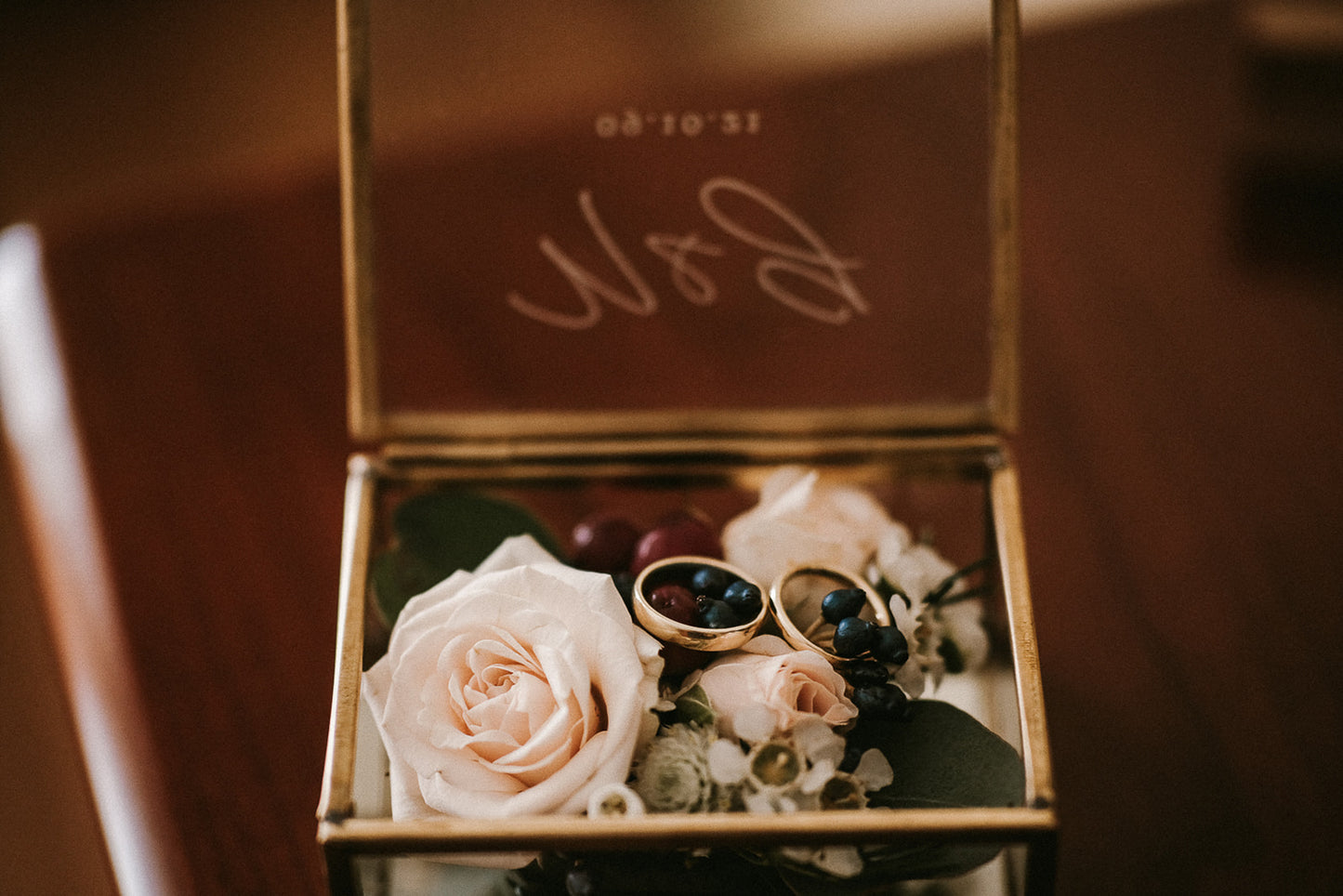 Rectangular glass ring holder box