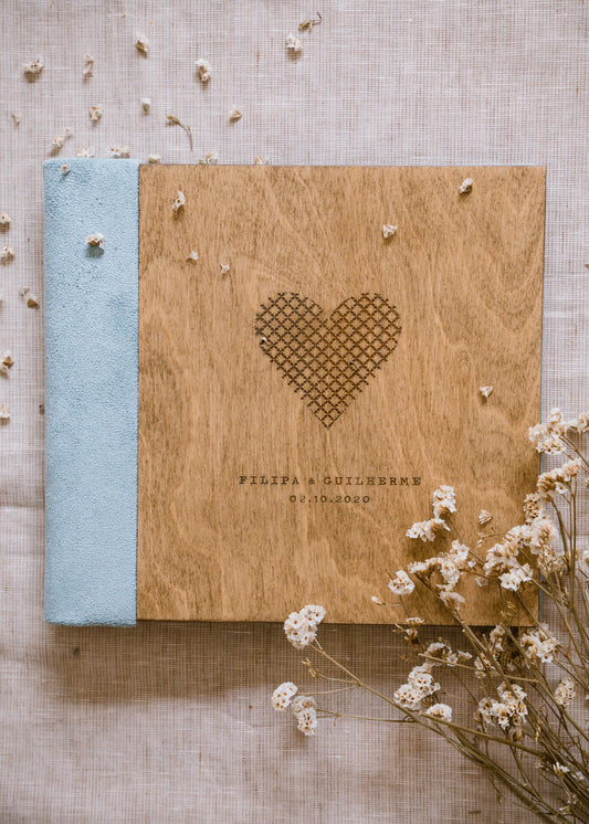 Livro de honra com capa de madeira