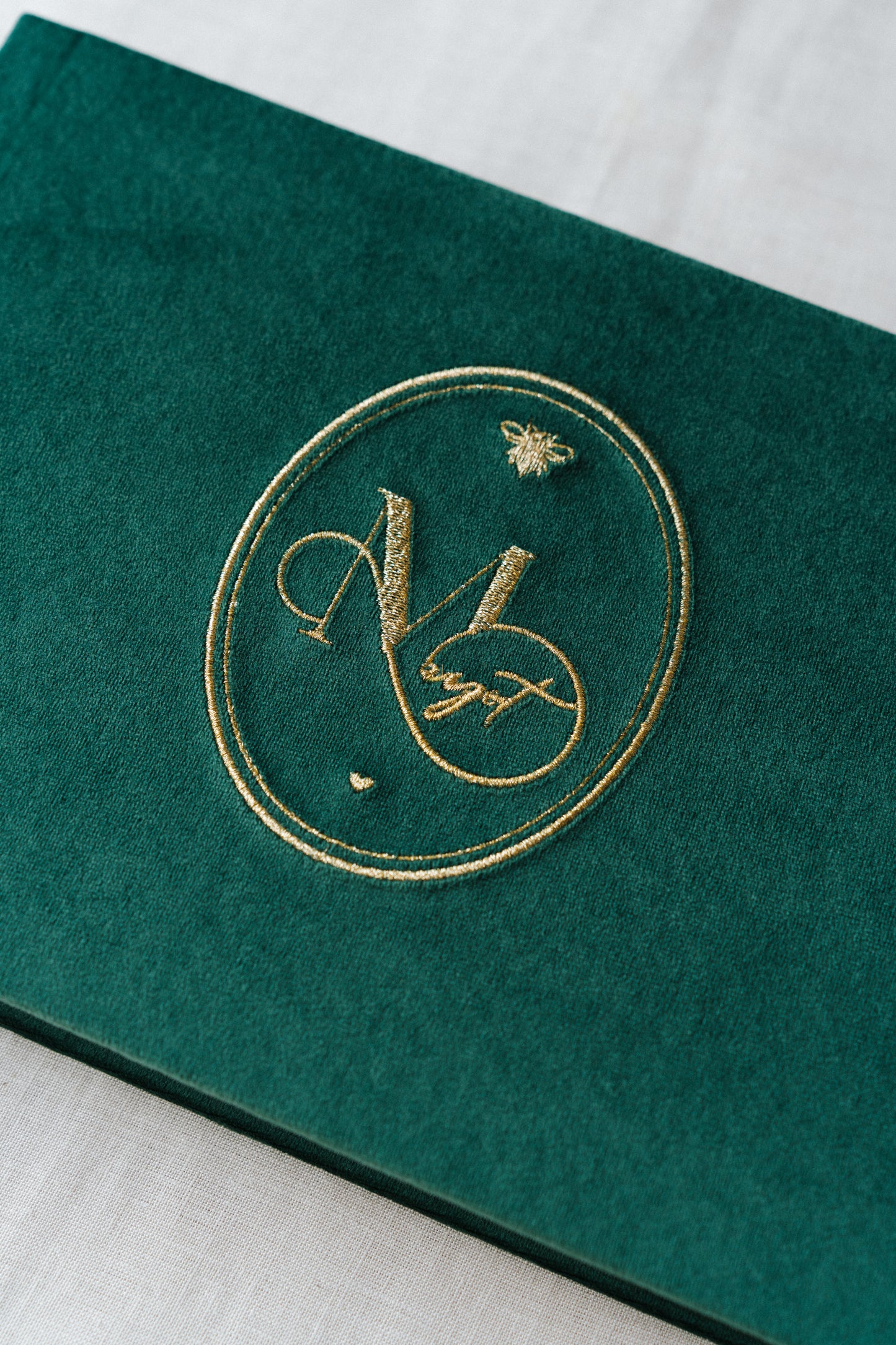Livro de honra veludo verde com bordado dourado